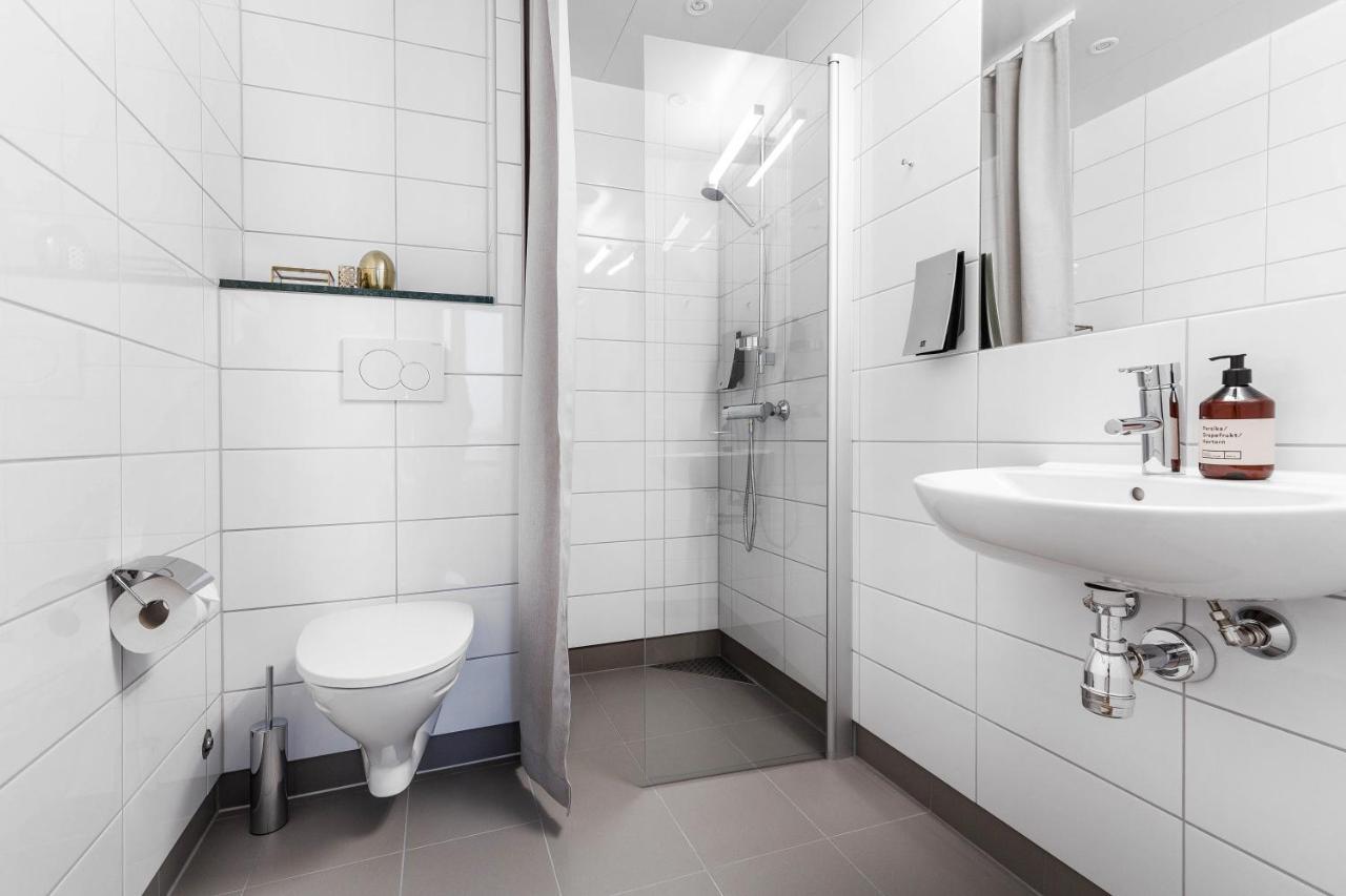 Biz Apartment Bromma 스톡홀름 외부 사진 A wet room