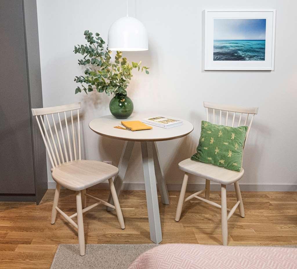 Biz Apartment Bromma 스톡홀름 시설 사진 A small table with two chairs
